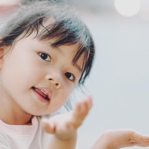 宝玩游戏编辑部成员头像示意，一位编辑正在对照两份资料逐条比对，桌面摊开彩色标注的打印稿，画面透出严谨细致的氛围